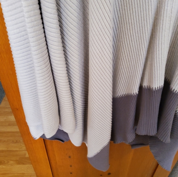 Lululemon On the Go Poncho EUC - Picture 6 of 13